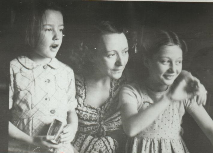 Laurina et ses deux filles en 1945