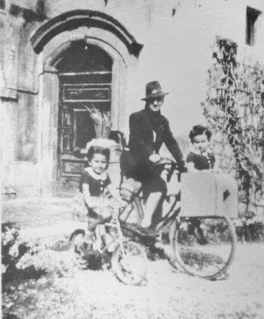 Perlette, sa bicyclette et ses deux enfants